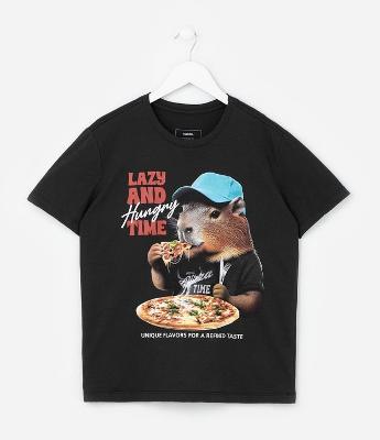 Camiseta Infantil Regular com Estampa de Capivara Comendo Pizza - Tam 5 a 14 Anos
