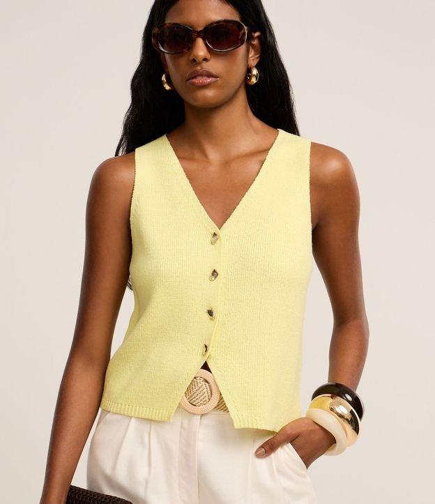 Blusa Texturizada em Tricô com Decote V e Botões Irregulares - 2