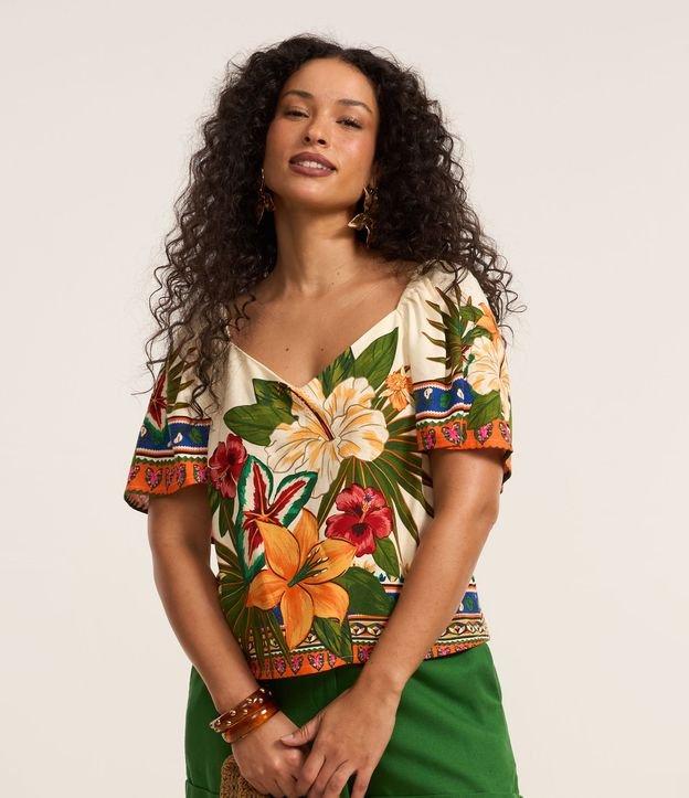 Blusa em Viscolinho com Decote Coração e Estampa Tropical - 2