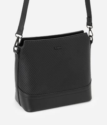 Bolsa Postman Média com Textura Embossed e Detalhe de Listras