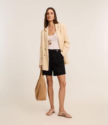 Bermuda Reta Alfaiatada com Botão Brasão no Cós e Lapela