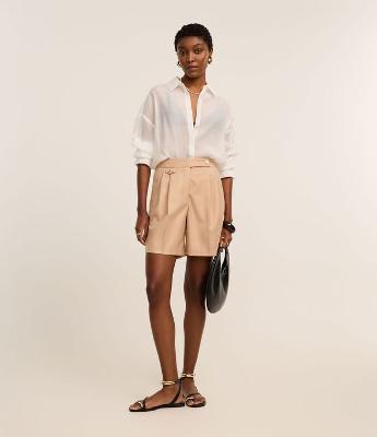 Bermuda Reta Alfaiatada com Botão Brasão no Cós e Lapela