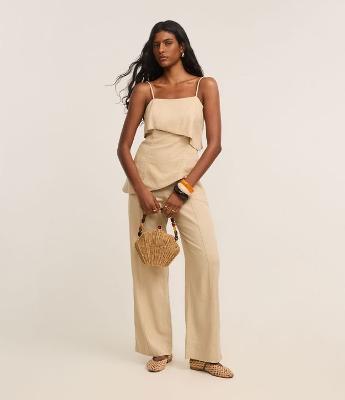 Calça Reta em Viscolinho com Passantes no Cós e Frisos