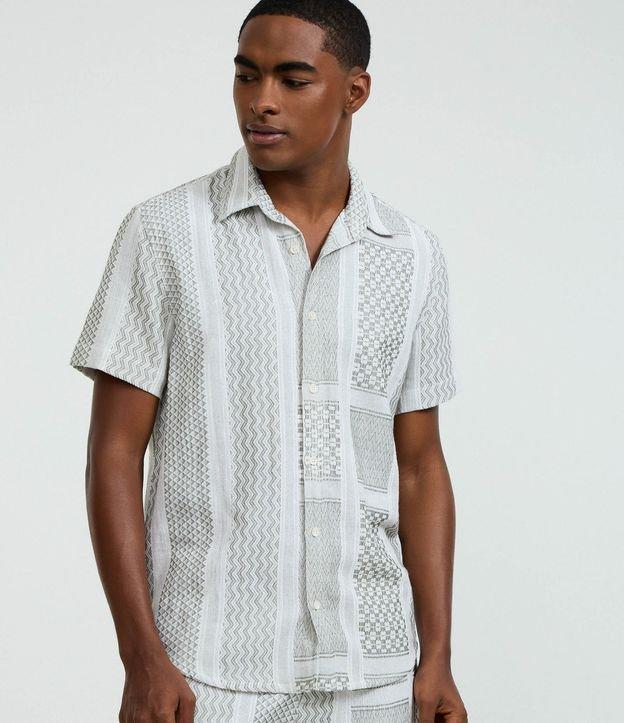 Camisa em Jacquard com Patchwork Geométrico em Tons Neutros - 2