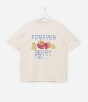Camiseta Infantil com Estampa de Morango Forever Berry Sweet - Tam 5 a 14 Anos