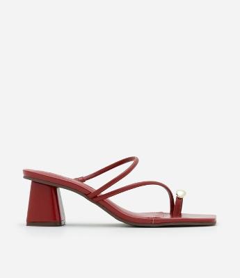 Sandália Mule com Salto Bloco e Dedeira com Detalhe Bold