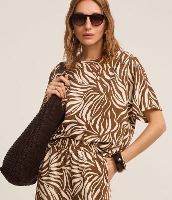 Blusa em Orly com Gola Redonda e Estampa Geométrica