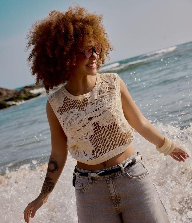 Blusa em Tricô com Ponto Vazado e Bordado Floral - 2