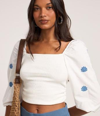 Blusa em Ribana com Manga Bufante e Bordado de Concha