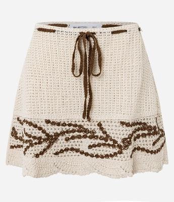 Saia Curta em Tricô com Efeito Crochê e Bordado Contrastante