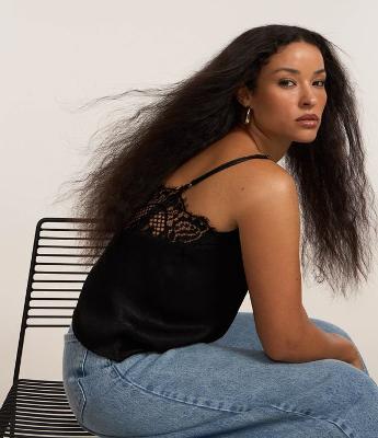 Blusa em Cetim com Detalhes em Renda