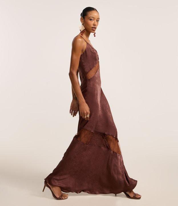 Vestido Evasê Longo em Cetim com Detalhes de Renda e Textura - 2