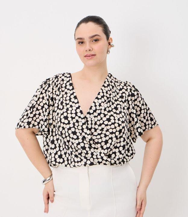 Blusa em Crepe Poá Acetinado com Manga Sino Curve & Plus Size - 2