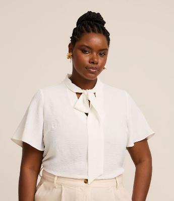 Blusa em Crepe com Gola Laço Curve & Plus Size