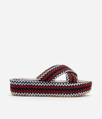 Sandália Flatform em PU com Tira Cruzada Trançada
