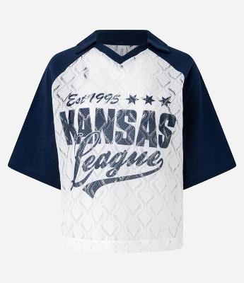 Camiseta College em Renda com Cava Rraglan e Estampa Kansas