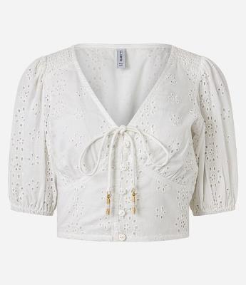 Blusa com Manga Bufante Amarração e Abotoamento com Textura Floral