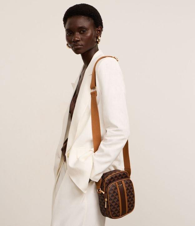 Bolsa Pequena Posta Celular com Alça Larga e Estampa Triângulos - 2