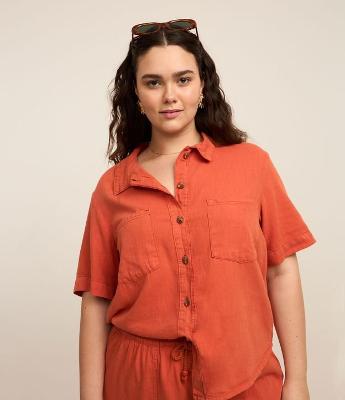 Camisa em Sarja Leve com Liocel e Bolsos Curve & Plus Size