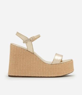 Sandália Plataforma com Salto em Ráfia e Tiras Metalizadas