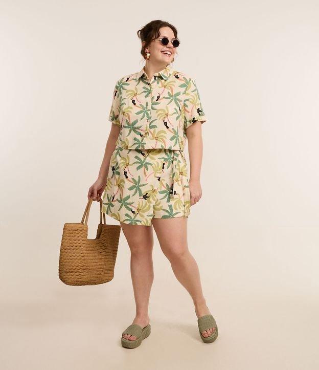 Camisa em Viscolinho com Estampa Tropical com botões Curve & Plus Size - 3