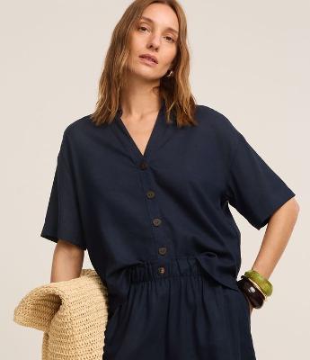 Camisa em Viscolinho com Cava Deslocada e Botões