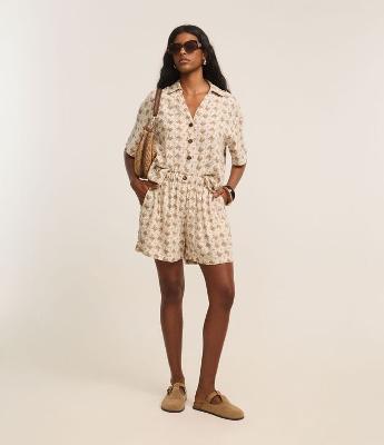 Short Runner em Viscolinho com Estampa de Coqueiros