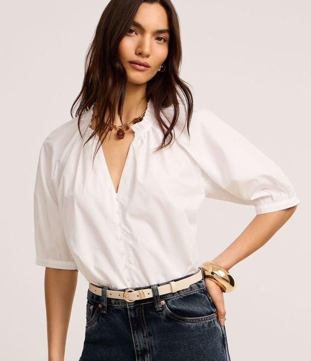 Camisa em Tricoline com Frufru na Gola Padre e Manga Bufante - 2