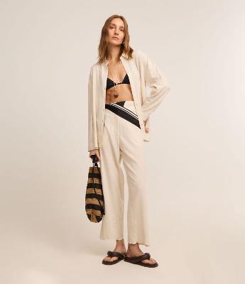 Calça Reta em Viscolinho com Textura de Coqueiro na Barra Nuvem