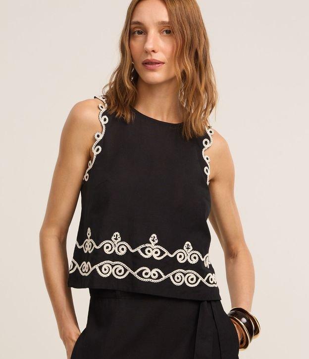 Blusa sem Manga em Viscolinho com Bordados Contrastantes - 1