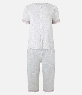 Pijama Capri em Viscolycra com Abotoamento Frontal e Detalhes de Rendinha