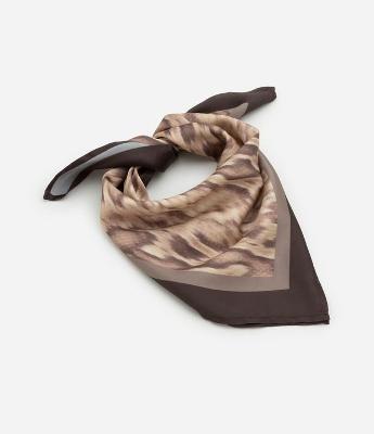 Lenço Quadrado em Cetim com Estampa Animal Print Cobra