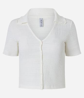 Blusa Polo com Textura e Abotoamento Frontal