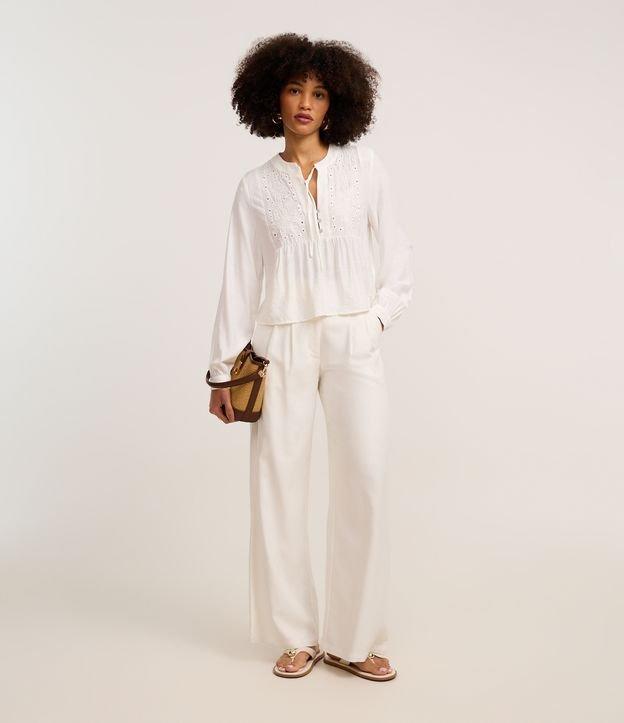 Blusa Bata em Laise com Gola Padre e Bordado Floral - 2