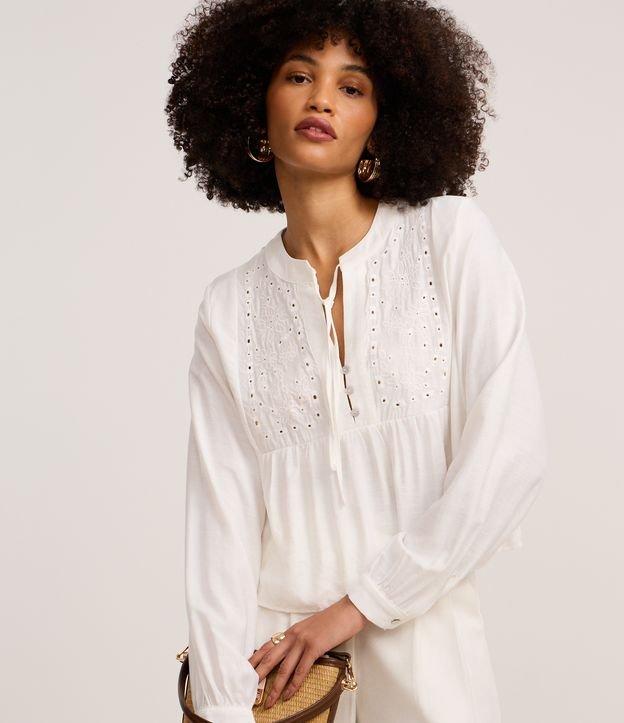 Blusa Bata em Laise com Gola Padre e Bordado Floral - 3