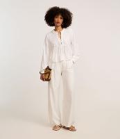 Blusa Bata em Laise com Gola Padre e Bordado Floral - 2