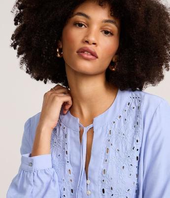 Blusa Bata em Laise com Gola Padre e Bordado Floral