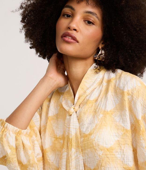 Blusa em Voal com Gola Laço e Estampa Conchas - 2