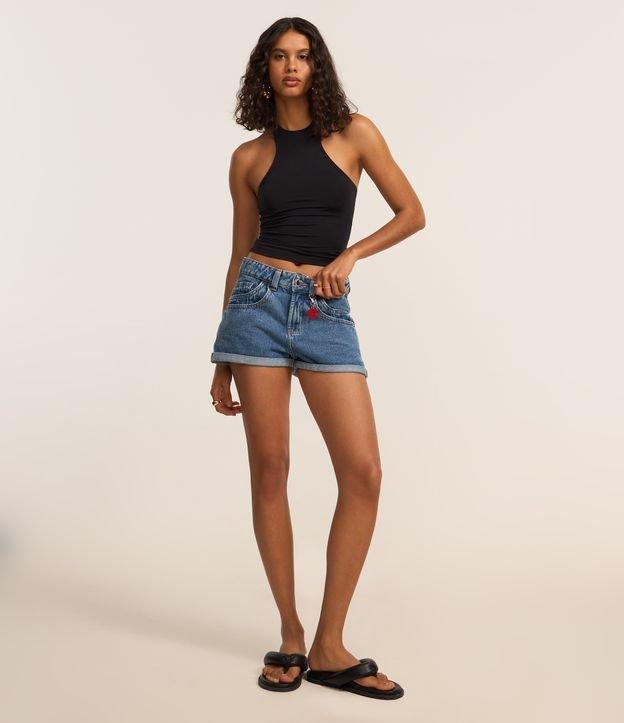 Short Slim Cintura Alta em Jeans com Pingente Floral - 1