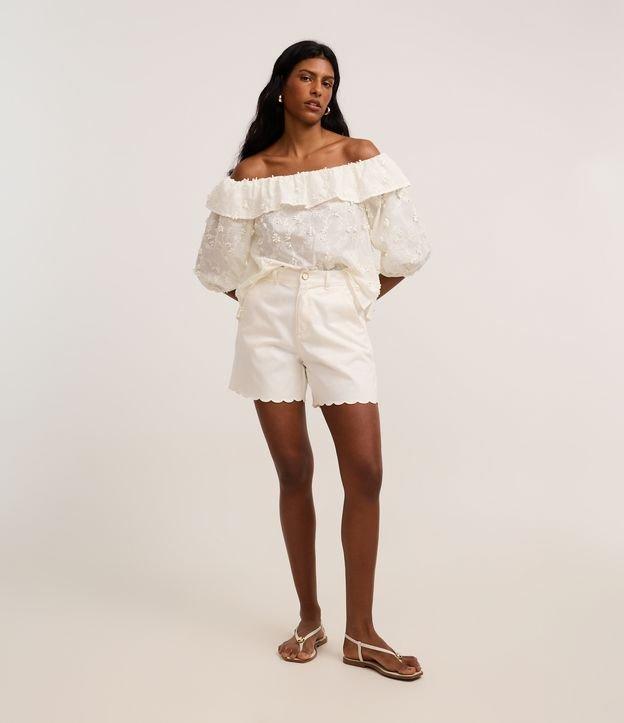 Blusa Ombro a Ombro com Babado e Bordado Floral - 2