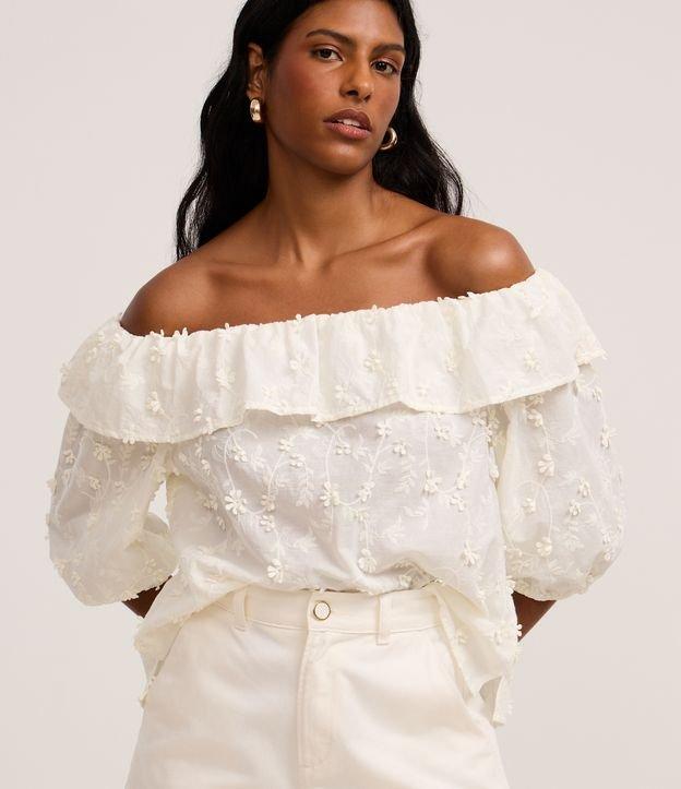 Blusa Ombro a Ombro com Babado e Bordado Floral - 3