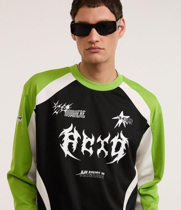 Camiseta Boxy com Estampa Localizada e Detalhes Contrastantes - 1