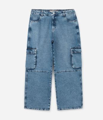 Calça Wide Leg em Jeans com Bolsos Cargo e Recortes Curve & Plus Size