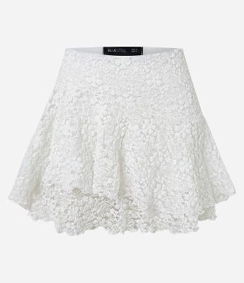 Saia Curta em Renda com Babado Assimétrico