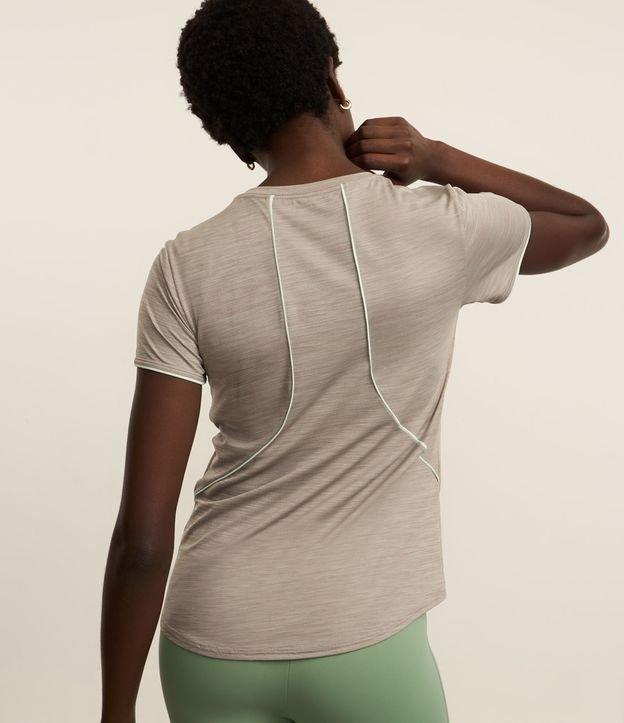 Camiseta Esportiva com Tecnologia Dry e Friso nas Costas - 2