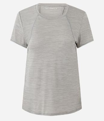 Camiseta Esportiva com Tecnologia Dry e Friso nas Costas