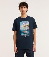 Camiseta em Algodão com Estampa de Paisagem Barcos na Praia - 1