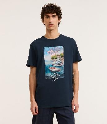 Camiseta em Algodão com Estampa de Paisagem Barcos na Praia