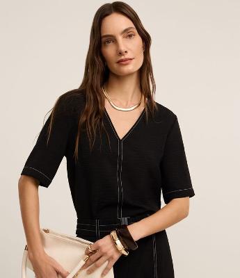 Blusa em Airflow com Decote V e Pesponto Contrastante