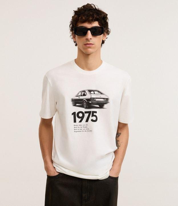 Camiseta Manga Curta Meia Malha com Estampa Lettering Carro 1975  - 1